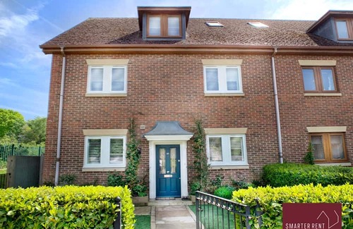 Woking House | Chobham - Parking, Garden, Gated