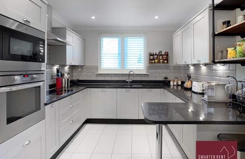Woking House | Chobham - Parking, Garden, Gated