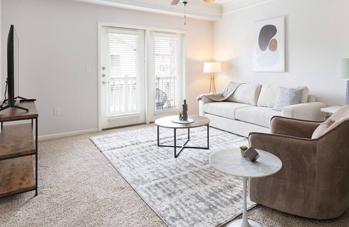 Overland Park Apartment | Modern Apartment in Prime Location (ID6837X15)