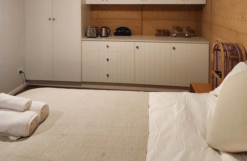 Narrawong Bed & Breakfast | Rammed Earth Farm Stay