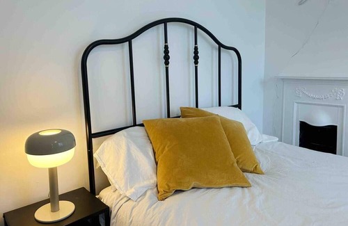 Squirrel's Heath House | Cool 2 Bed House Hornchurch, Arcade Games, Parking