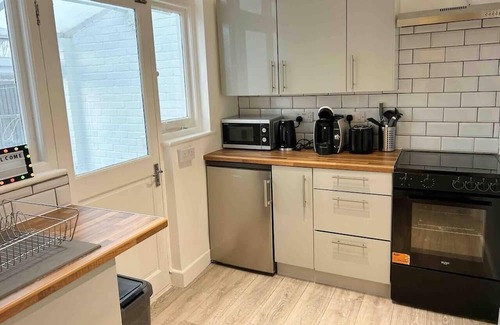 Squirrel's Heath House | Cool 2 Bed House Hornchurch, Arcade Games, Parking