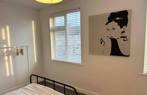 Squirrel's Heath House | Cool 2 Bed House Hornchurch, Arcade Games, Parking