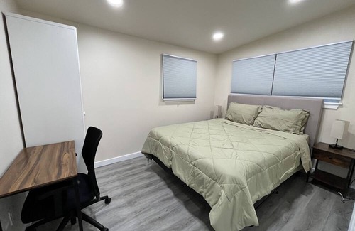 Tukwila House | Charming 2 bedroom, 2 Bathroom Home in Convenient, Prime, and Central Location