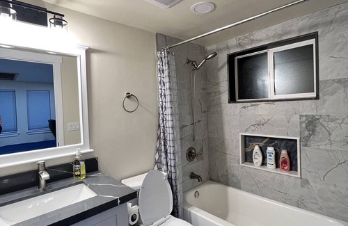 Tukwila House | Charming 2 bedroom, 2 Bathroom Home in Convenient, Prime, and Central Location