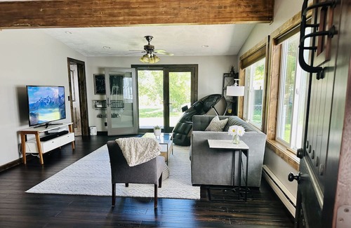 South Park House | Luxury home 5 minutes from town