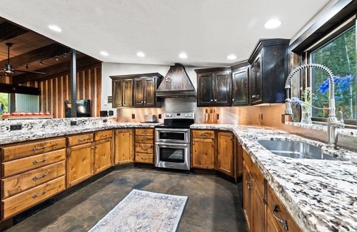 South Park House | Luxury home 5 minutes from town