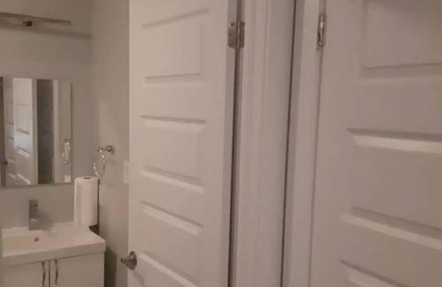 Barrie House | Ensuite room in brand new townhouse.
