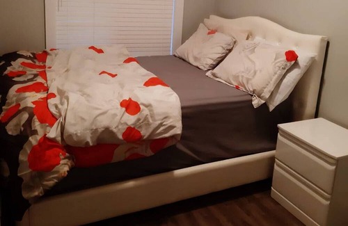 Barrie House | Ensuite room in brand new townhouse.