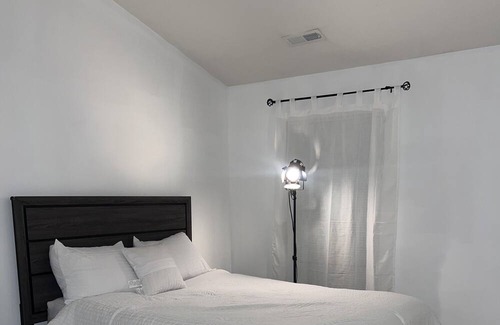 Rossville House | Beautiful room tailored to travel nurses in nearby Batlimore hospitals!