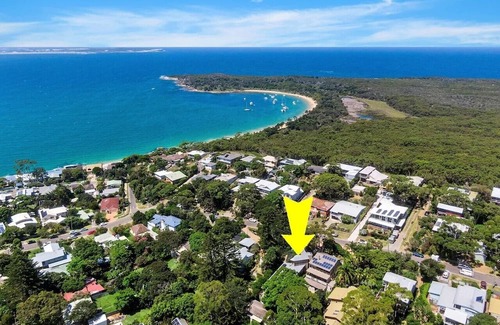 Bundeena Cottage | Stylish cottage with pool 2 minute walk to the beach.