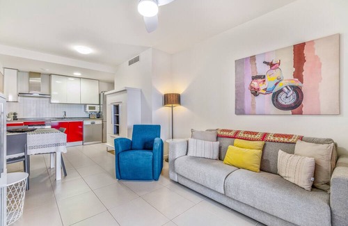 Mil Palmeras Apartment | Apartment 'Gran Terraza Vistas Mar' with Shared Pool, Wi-Fi and Air Conditioning