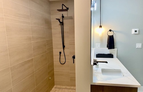 Vernon House | Middleton Mtn 1600 sq. ft on Park with hot tub