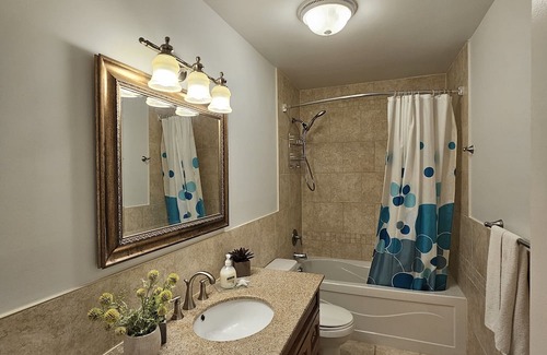 Innisfil House | South Barrie, ravine backing house 3 beds 2 bath, large deck, private backyard