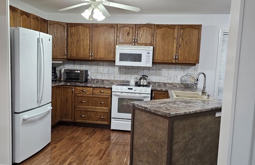 Innisfil House | South Barrie, ravine backing house 3 beds 2 bath, large deck, private backyard