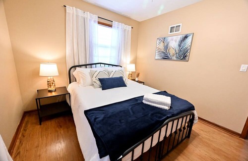 Lincoln House | Central Location - Great for Groups - Sleeps 16