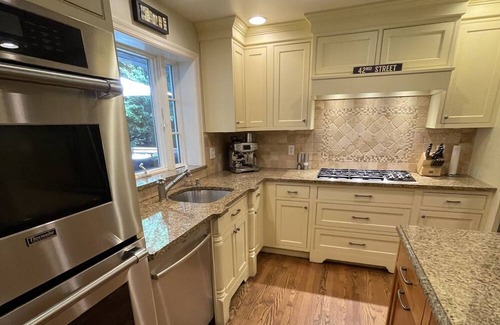 Westport House | Pool heaven 5 minutes away from the beach! Bring the whole family: pet friendly!