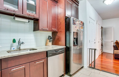 Linden Condo | Lovely Linden Apartment - Walk to Train Station!