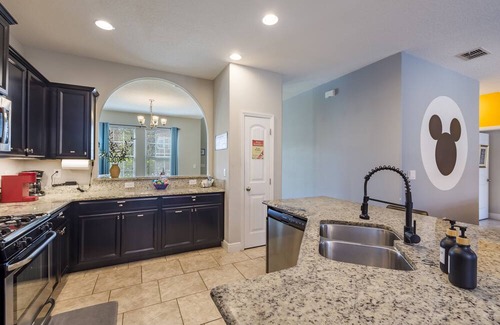 Loughman Villa | Private Resort Villa 6 BR, Pool/Hot Tub, Home Theater, Central to Theme Parks