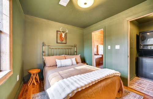 Broken Bow Cabin | Cozy Broken Bow Cabin w/ Fire Pit, 5 Mi to Water!