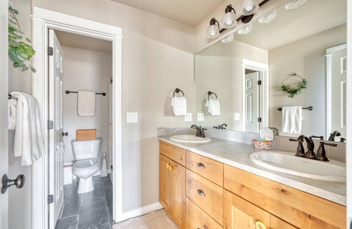 Mountain View House | High End Home In Quiet Neighborhood. King Bed, Fenced Yard, Harry Potter Room!
