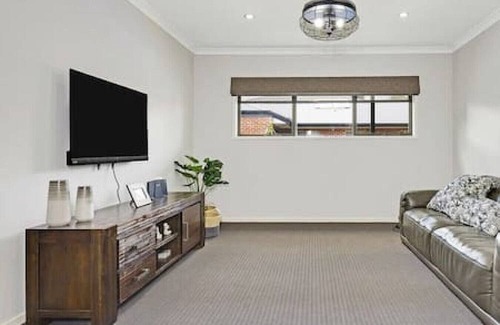 Shepparton House | Windsor Castle - Modern 4 bedroom home