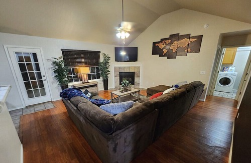 Lowell House | Cozy home with Pool in central NWA