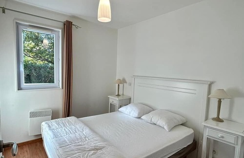 Parentis-en-Born House | Chalet 'Cabane Du Lac' with Shared Pool, Private Terrace and Wi-Fi