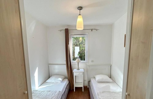 Parentis-en-Born House | Chalet 'Cabane Du Lac' with Shared Pool, Private Terrace and Wi-Fi