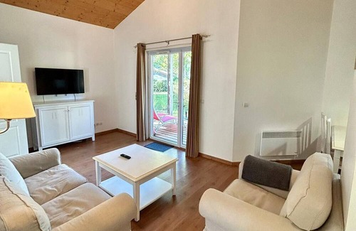 Parentis-en-Born House | Chalet 'Cabane Du Lac' with Shared Pool, Private Terrace and Wi-Fi