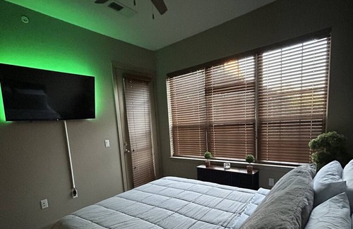 West Bloomington Condo | Poolside Paradise near Mall of America & MSP