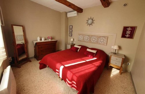 Sablet House | Holiday Home 'L'angélus' with Terrace, Wi-Fi and Air Conditioning