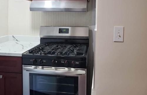 San Leandro House | Star Hillside Haven, 1 bdr, Living Rm, Wifi, King Bed