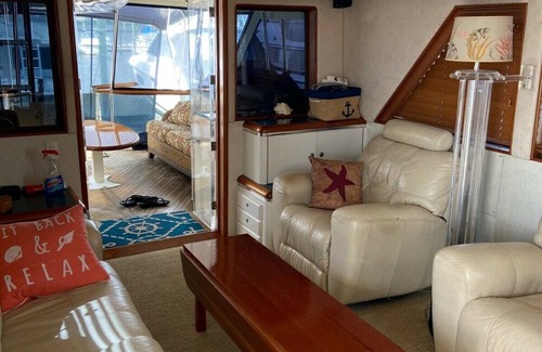Midtown Boat Rental | 1983 65 foot Hatteras Motor Yacht