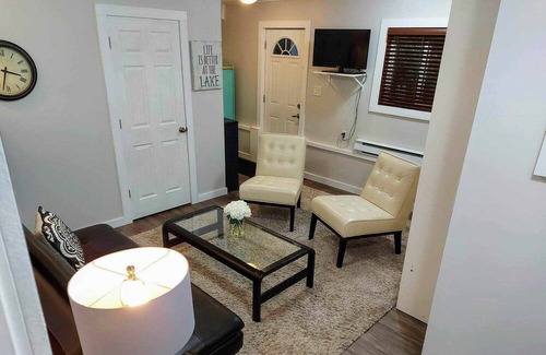Shawnigan Lake Apartment | Cozy guest suite in Shawnigan Lake - 300m to main beach, family & pet friendly!