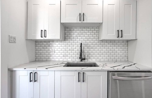 LaSalle Apartment | Luxury 2-Bed Apt for 6: Near Airport & Downtown, Backyard with free Parking