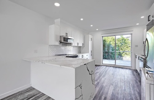 LaSalle Apartment | Luxury 2-Bed Apt for 6: Near Airport & Downtown, Backyard with free Parking