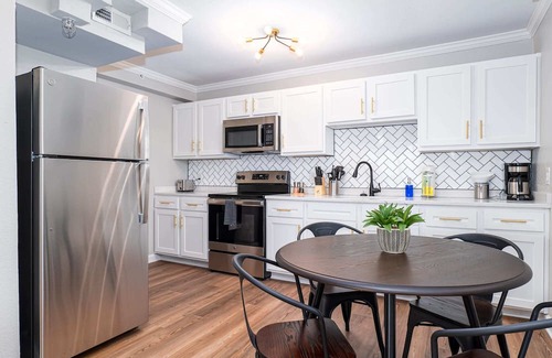 Cottage Line Apartment | New Renovation / Direct Beach Access / Ocean View