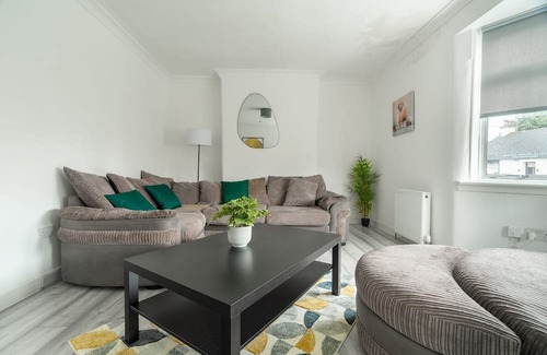 Bailleston House | Snug Modern Home in Eastern Glasgow