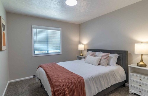 Millard House | Spacious 4 bedroom home sleeps 12 - ideal for CWS