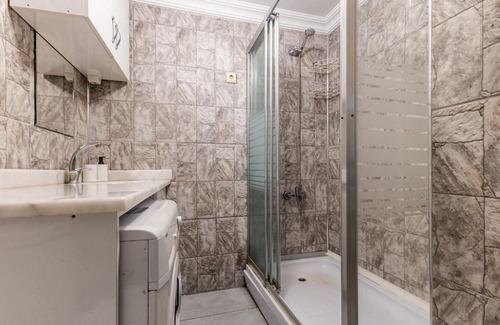 Gayrettepe Apartment | Spacious and Exquisite Flat Near Fulya in Besiktas