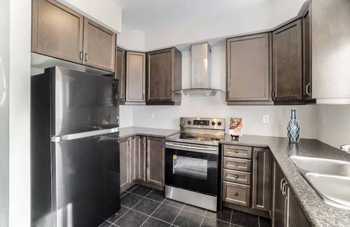 Brantford House | Spacious Comfort: 4 Bedroom Home For Modern Living