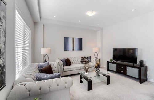 Brantford House | Spacious Comfort: 4 Bedroom Home For Modern Living