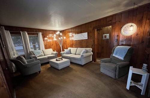 Higgins Lake Cabin | 4 minute walk to water access! New mattresses, Game Room and outdoor Fire Pit!