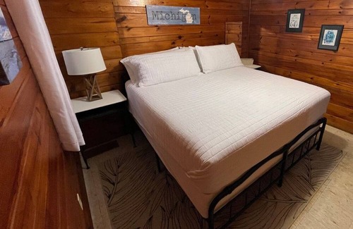 Higgins Lake Cabin | 4 minute walk to water access! New mattresses, Game Room and outdoor Fire Pit!