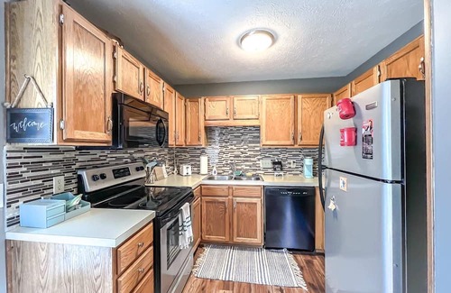 Omaha House | New 3 bd 2 bath Hot tub