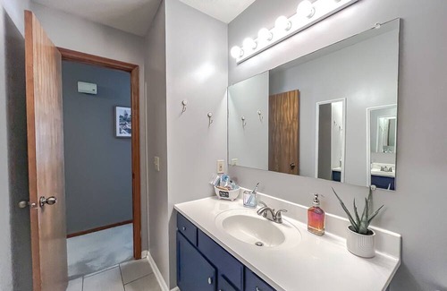 Omaha House | New 3 bd 2 bath Hot tub