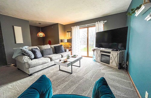 Omaha House | New 3 bd 2 bath Hot tub