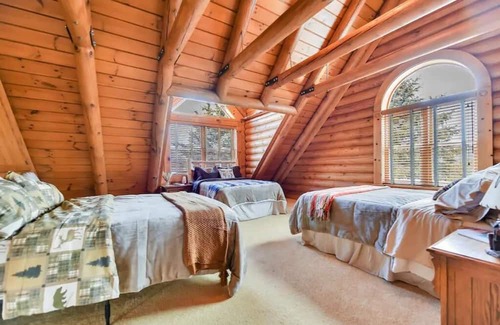 Decker Cabin | The Amazing Wolf Lodge