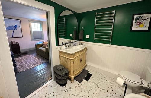 Portsmouth Apartment | Chic 1 BR with Sauna & King Bed - Blue Whale Inn